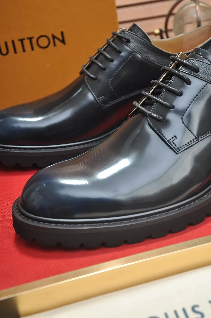Men's men's shoes 💰560💶 [LV] (original single cowhide lining) 🍀LV's latest genuine leather business suit shoes are launched simultaneously on the official website. The first-layer cowhide imported from Italy is made of heavy gold, 💥1:1 rubber outsole from the official website. Versatile to wear, high-end without losing class, and the color combination is extraordinary. This four-season style is alluring when worn on your feet, showing off your big-name flair. Standard code 38-44 (45 customized)